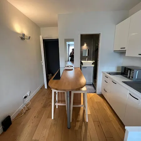 Lovely For Rent In 17 * Parijs